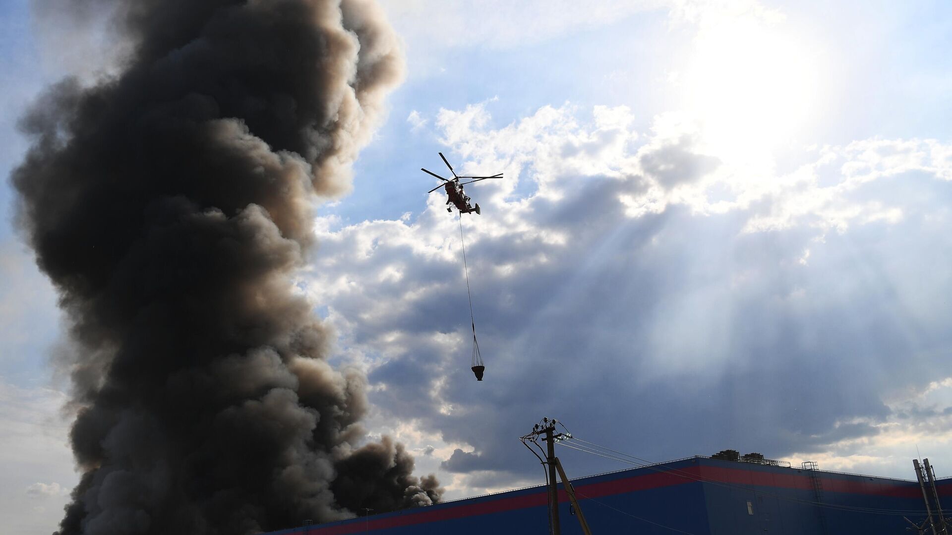 Вертолет, задействованный в тушении пожара на складе OZON в Истринском районе Подмосковья - РИА Новости, 1920, 03.08.2022