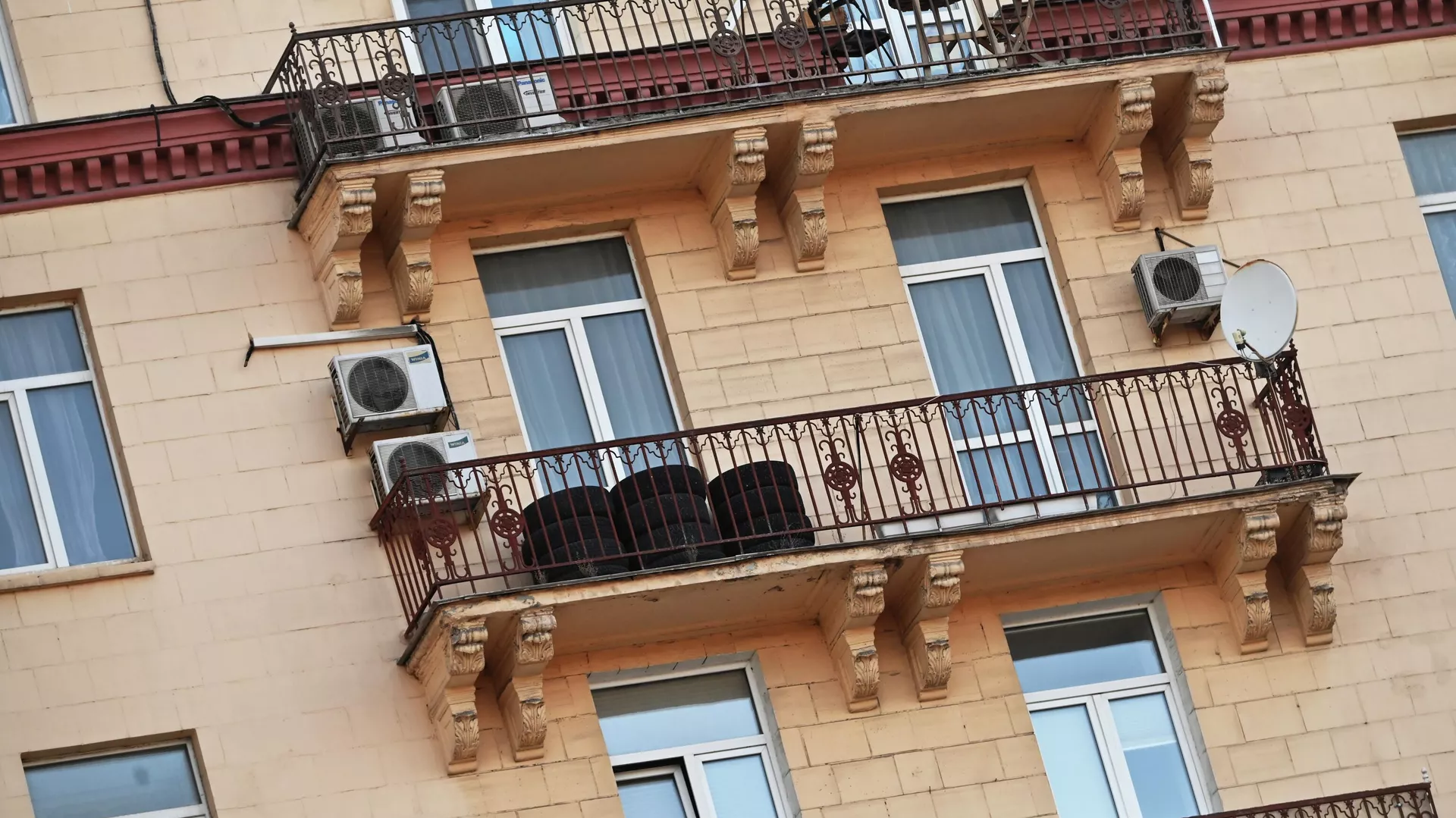 Автомобильные шины на балконе жилого дома - РИА Новости, 1920, 04.08.2022