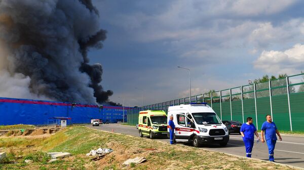 Столб дыма от пожара на складе OZON в Истринском районе Подмосковья
