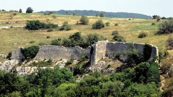 Развалины крепостной стены средневекового города Мангупа
