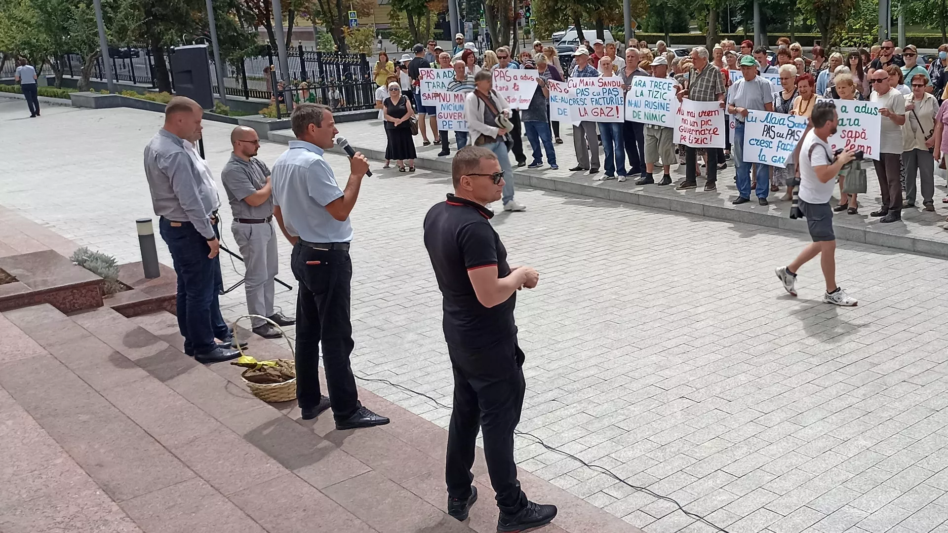 Участники акции против роста цен в Кишиневе Участники акции против роста цен в Кишиневе - РИА Новости, 1920, 03.08.2022