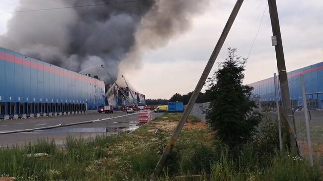 На складе Озон обрушилась стена из-за пожара