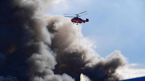 Вертолет Ка-32 завершил проливку сгоревших конструкций склада Ozon