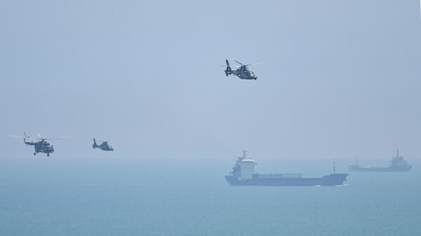 Китайские военные вертолеты пролетают над одной из ближайших к Тайваню точек материкового Китая в преддверии военных учений