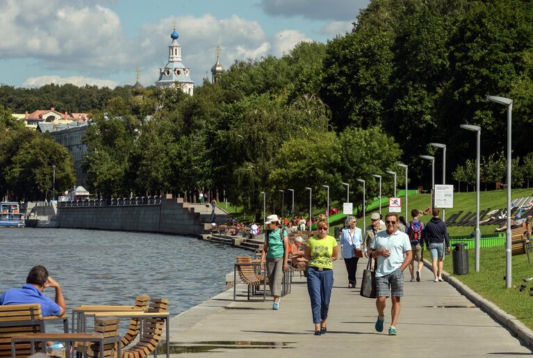 Отдыхающие на территории природного заказника Воробьевы горы в Москве