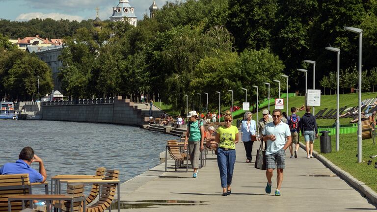 Отдыхающие на территории природного заказника Воробьевы горы в Москве