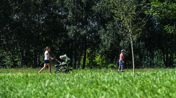 Отдыхающие в ландшафтном парке Митино после комплексного благоустройства