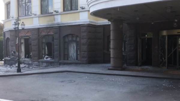 Последствия артиллерийского обстрела Донецка со стороны ВСУ. Кадр из видео