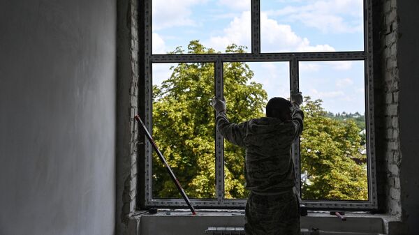 Восстановительные работы в здании школы в Волновахе