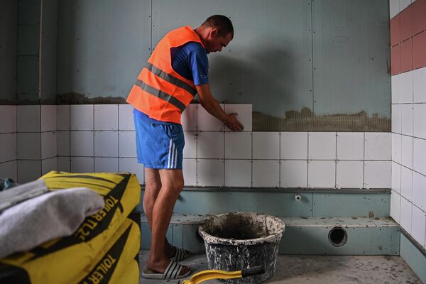 Восстановительные работы в здании школа №4 в Волновахе