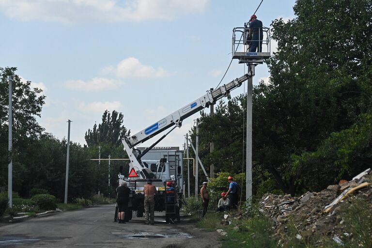 Восстановление электрических сетей в Волновахе