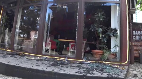 Последствия обстрела ВСУ района драмтеатра и гостиницы Донбасс Палас в Донецке