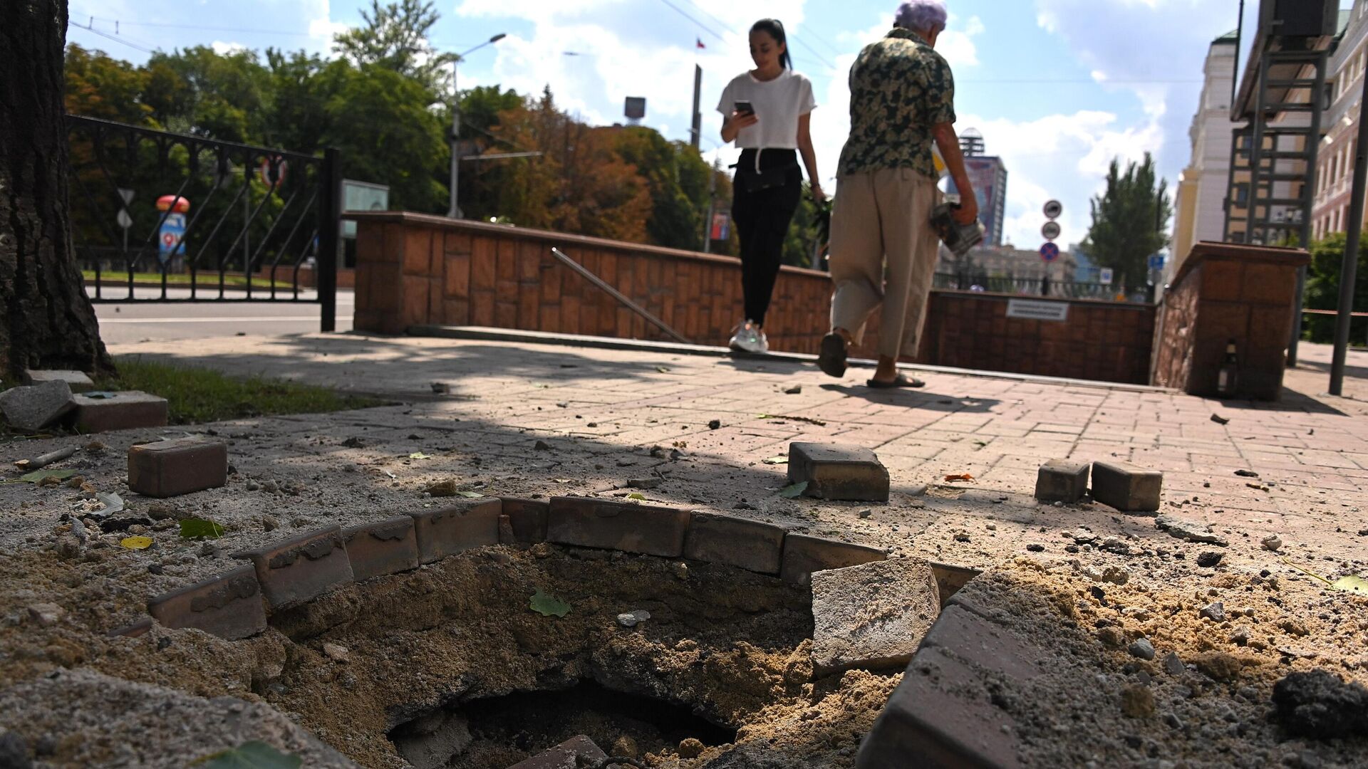 Брусчатка, поврежденная в результате обстрела ВСУ центра Донецка - РИА Новости, 1920, 12.08.2022