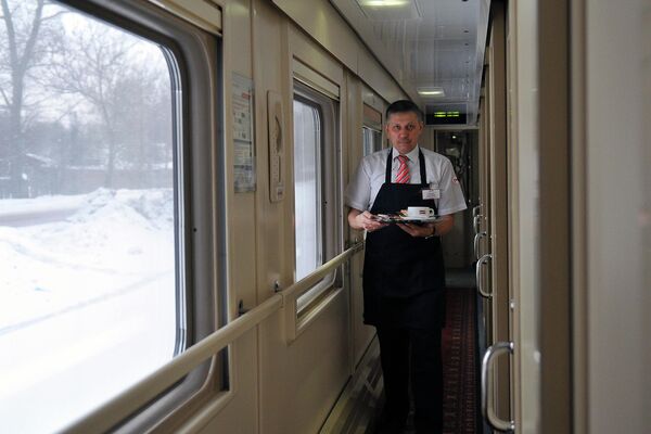 Проводник поезда Москва - Адлер разносит чай.