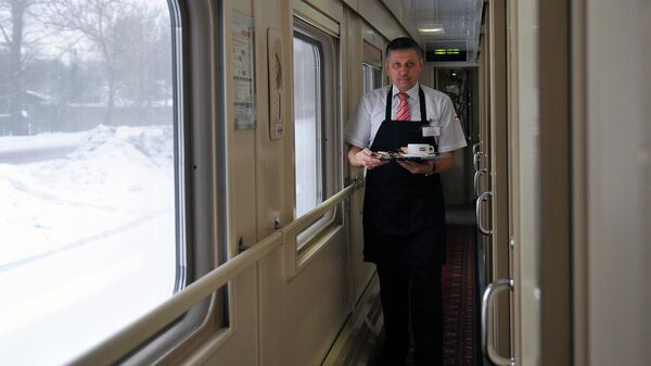 Проводник поезда Москва - Адлер разносит чай.