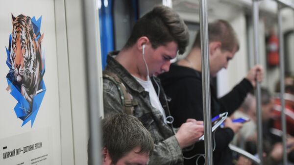 Пассажиры в Московском метро 