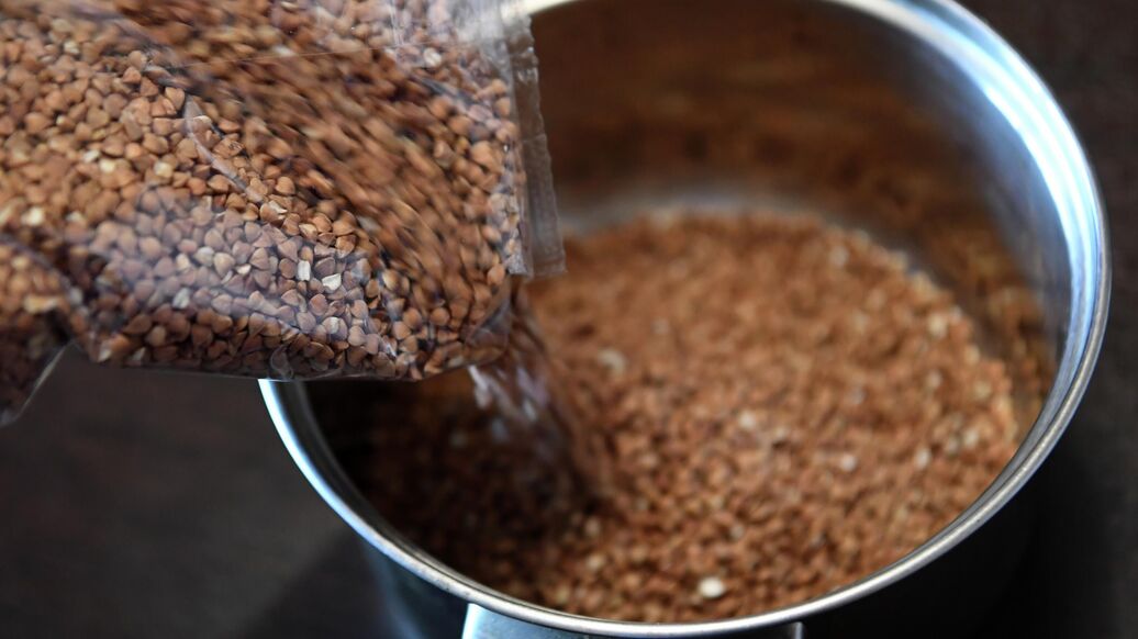 © РИА Новости / Максим БогодвидПерейти в медиабанк<br>Приготовление гречневой каши из гречневой крупы. Архивное фото