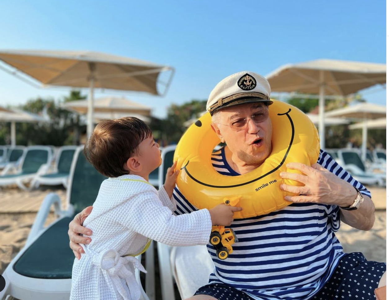 Евгений Петросян с сыном Ваганом Евгений Петросян с сыном Ваганом - РИА Новости, 1920, 19.08.2025