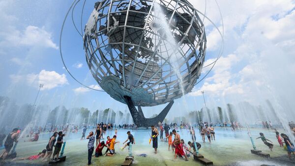 Люди купаются в фонтане Унисфера в Нью-Йорке