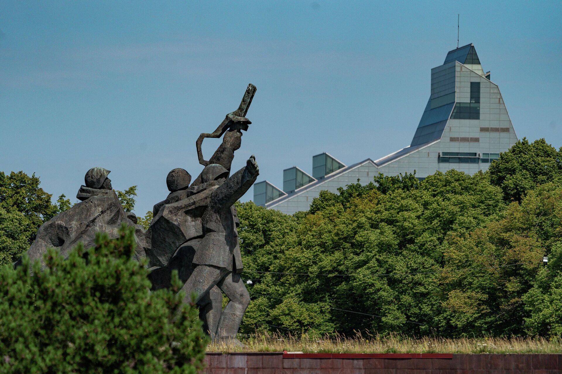 Памятник воинам Советской армии — освободителям Советской Латвии и Риги от немецко-фашистских захватчиков в парке Победы на левом берегу Двины в Риге - РИА Новости, 1920, 08.12.2025