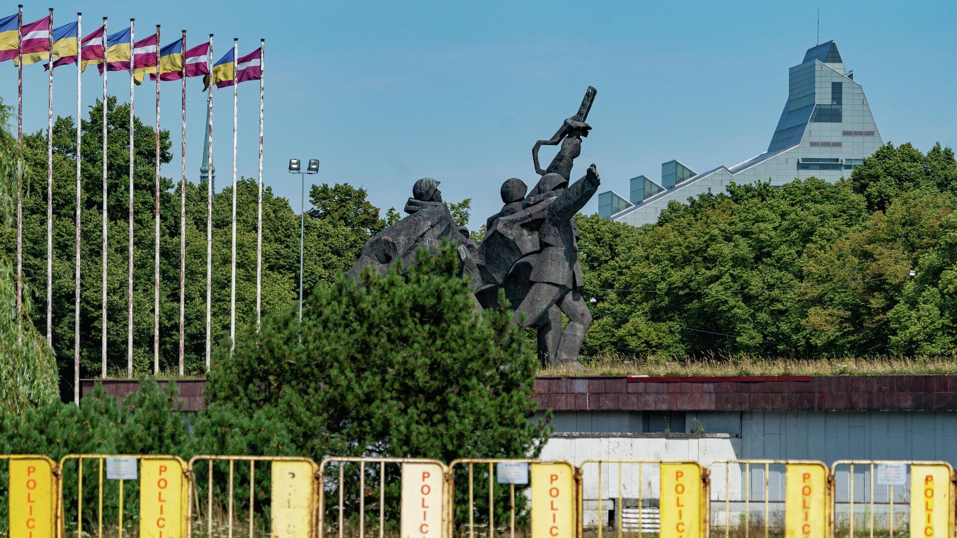 Памятник воинам Советской Армии - освободителям Советской Латвии и Риги от немецко-фашистских захватчиков в парке Победы на левом берегу Двины в Риге - РИА Новости, 1920, 18.06.2022