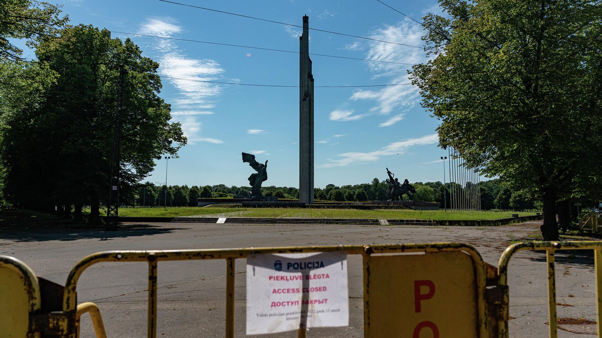 Ограждение вокруг памятника воинам Советской Армии - освободителям Советской Латвии и Риги от немецко-фашистских захватчиков в парке Победы на левом берегу Двины в Риге - РИА Новости, 1920, 14.07.2022