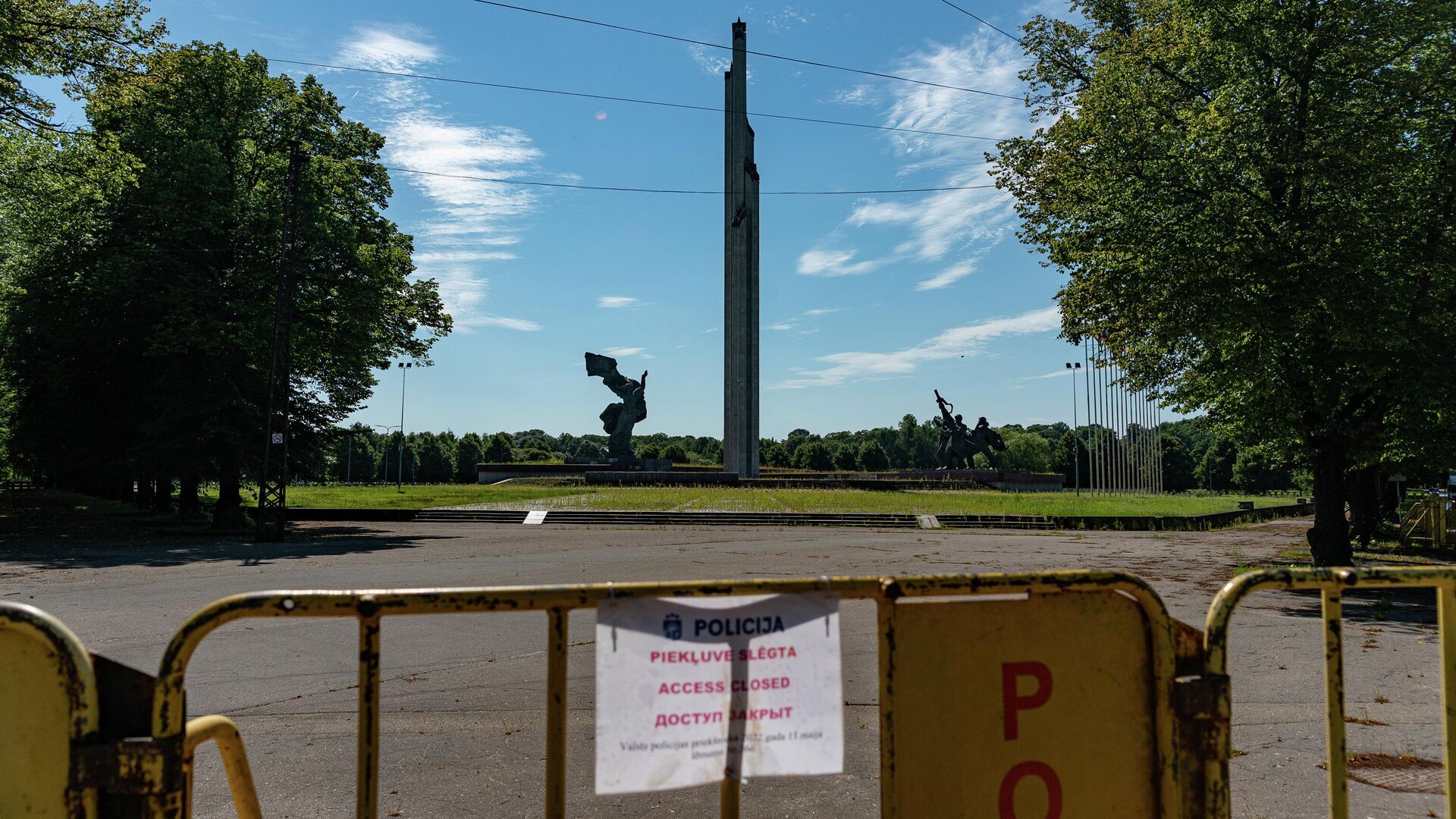 Ограждение вокруг памятника воинам Советской Армии - освободителям Советской Латвии и Риги от немецко-фашистских захватчиков в парке Победы на левом берегу Двины в Риге - РИА Новости, 1920, 14.07.2022