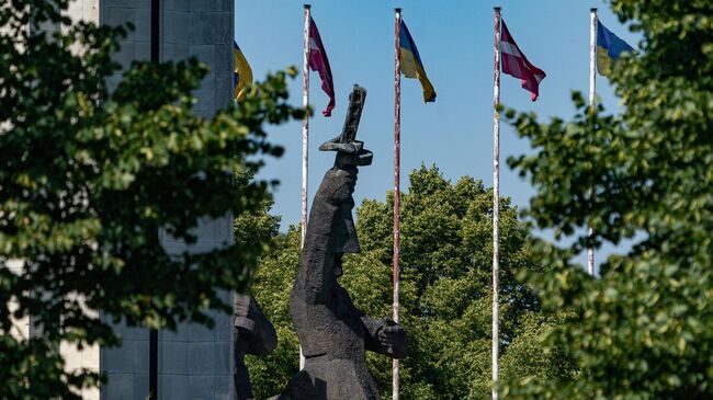 Памятник воинам Советской армии —  освободителям Советской Латвии и Риги от немецко-фашистских захватчиков в парке Победы в Риге