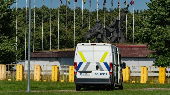 Автомобиль полиции и ограждение у памятника воинам Советской Армии - освободителям Советской Латвии и Риги от немецко-фашистских захватчиков