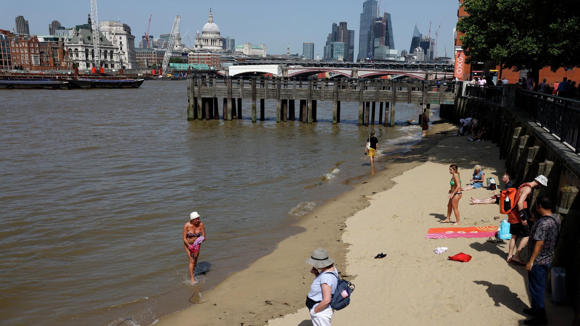 Жители Лондона отдыхают на берегу Темзы в жаркую погоду - РИА Новости, 1920, 05.08.2022