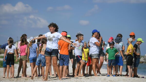 Дети играют на пляже в детском лагере Юность в Кирилловке Запорожской области