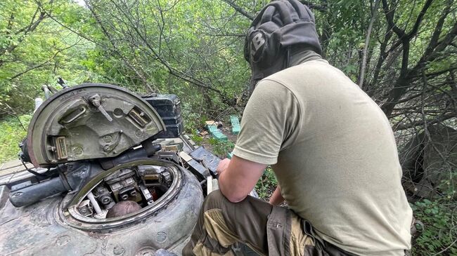 Экипаж загружает боекомплект 