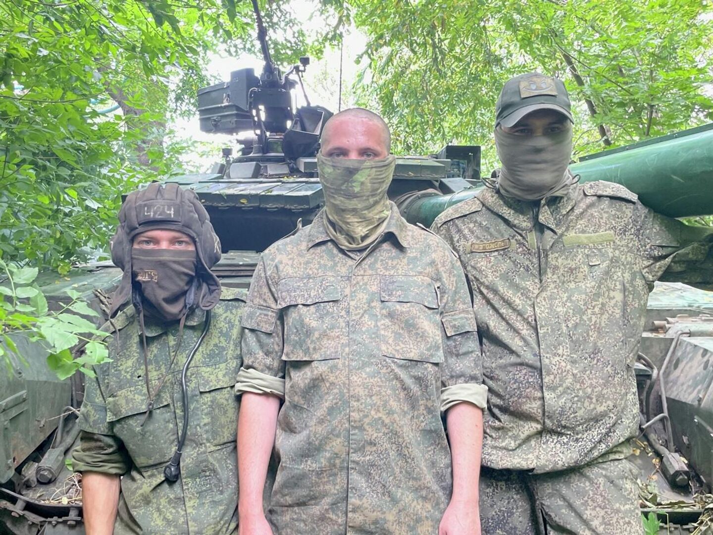 Экипаж трофейного танка Т-64 Экипаж трофейного танка Т-64
