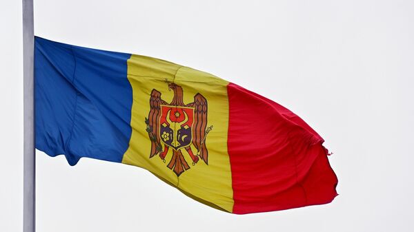 Флаг Молдавии над зданием правительства