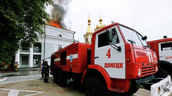 Сотрудники противопожарной службы МЧС ДНР тушат пожар. Архивное фото