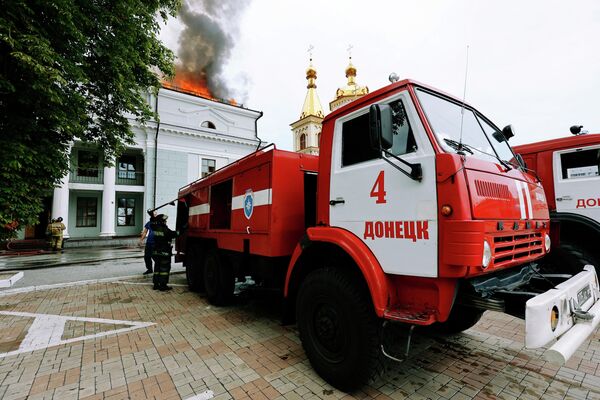 Сотрудники противопожарной службы МЧС ДНР тушат пожар в здании железнодорожного вокзала в Донецке