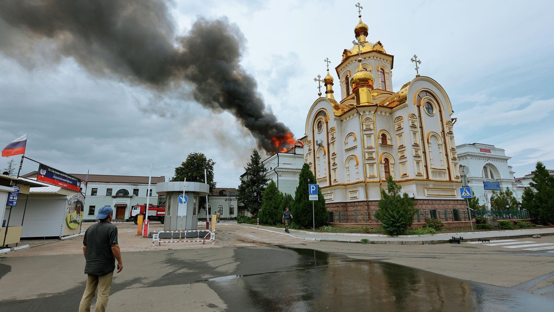 Пожар в здании железнодорожного вокзала в Донецке. 5 августа 2022 - РИА Новости, 1920, 05.08.2022