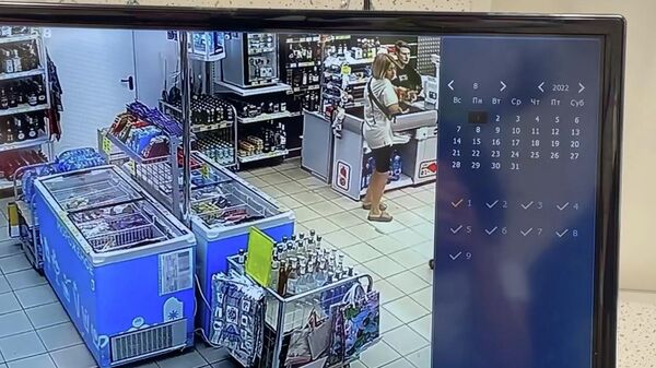 Видео из магазина, где пенсионерка ударила собаку бутылкой по голове
