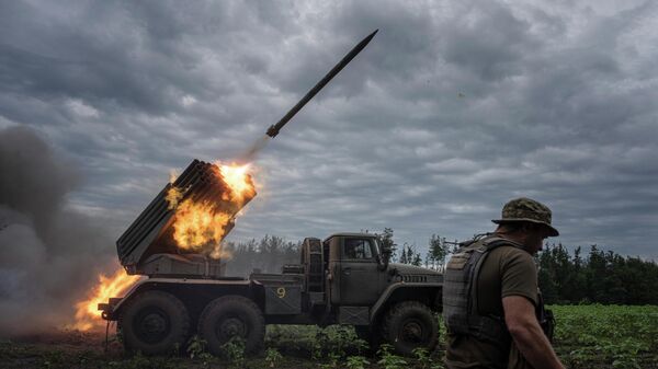 Украинские военные ведут обстрел из реактивной системы залпового огня БМ-21 Град