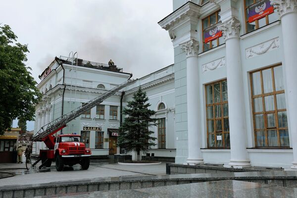 Сотрудники противопожарной службы МЧС ДНР тушат пожар в здании железнодорожного вокзала в Донецке