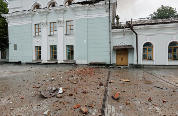 Фасад здания железнодорожного вокзала в Донецке, поврежденный в результате попадания снаряда во время обстрела ВСУ Донецка