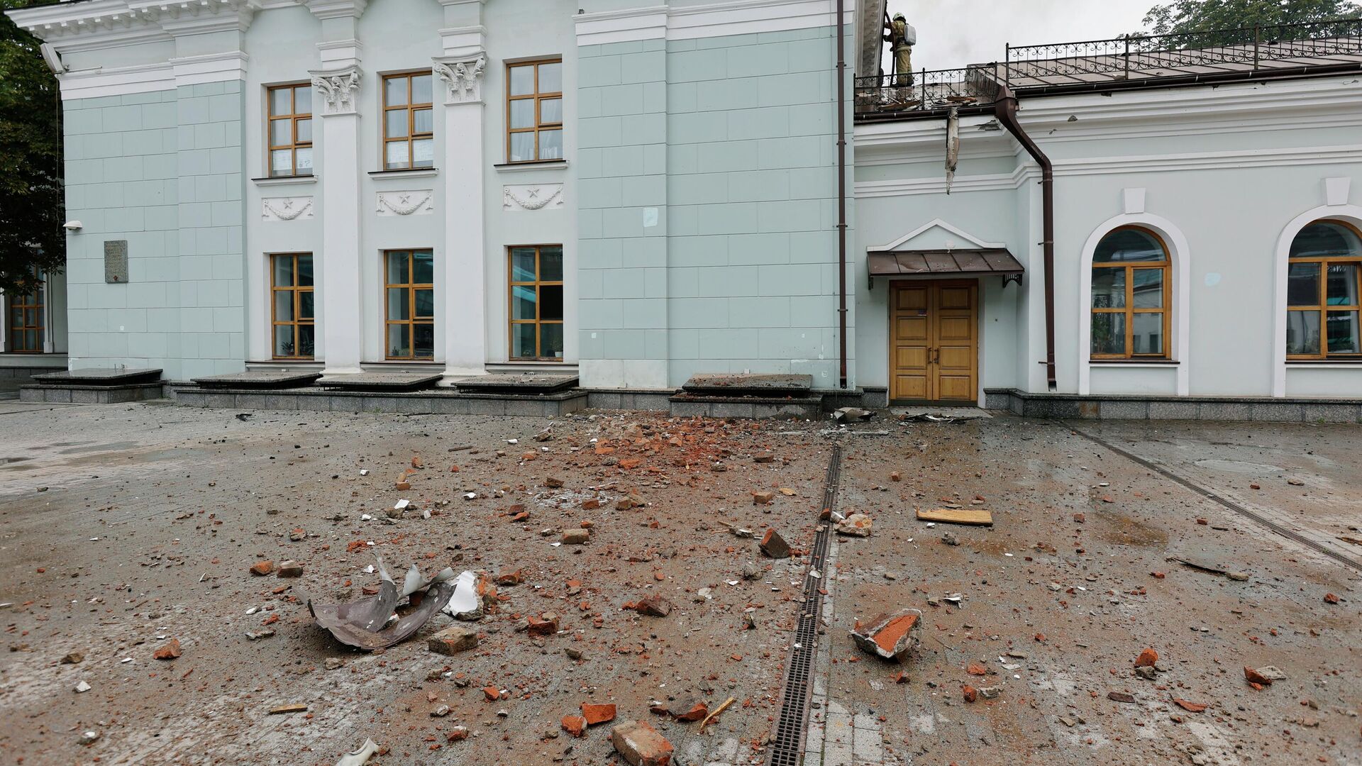 Фасад здания железнодорожного вокзала в Донецке, поврежденный в результате попадания снаряда во время обстрела ВСУ Донецка - РИА Новости, 1920, 04.12.2022