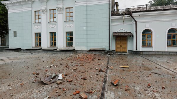 Фасад здания железнодорожного вокзала в Донецке, поврежденный в результате попадания снаряда во время обстрела ВСУ Донецка
