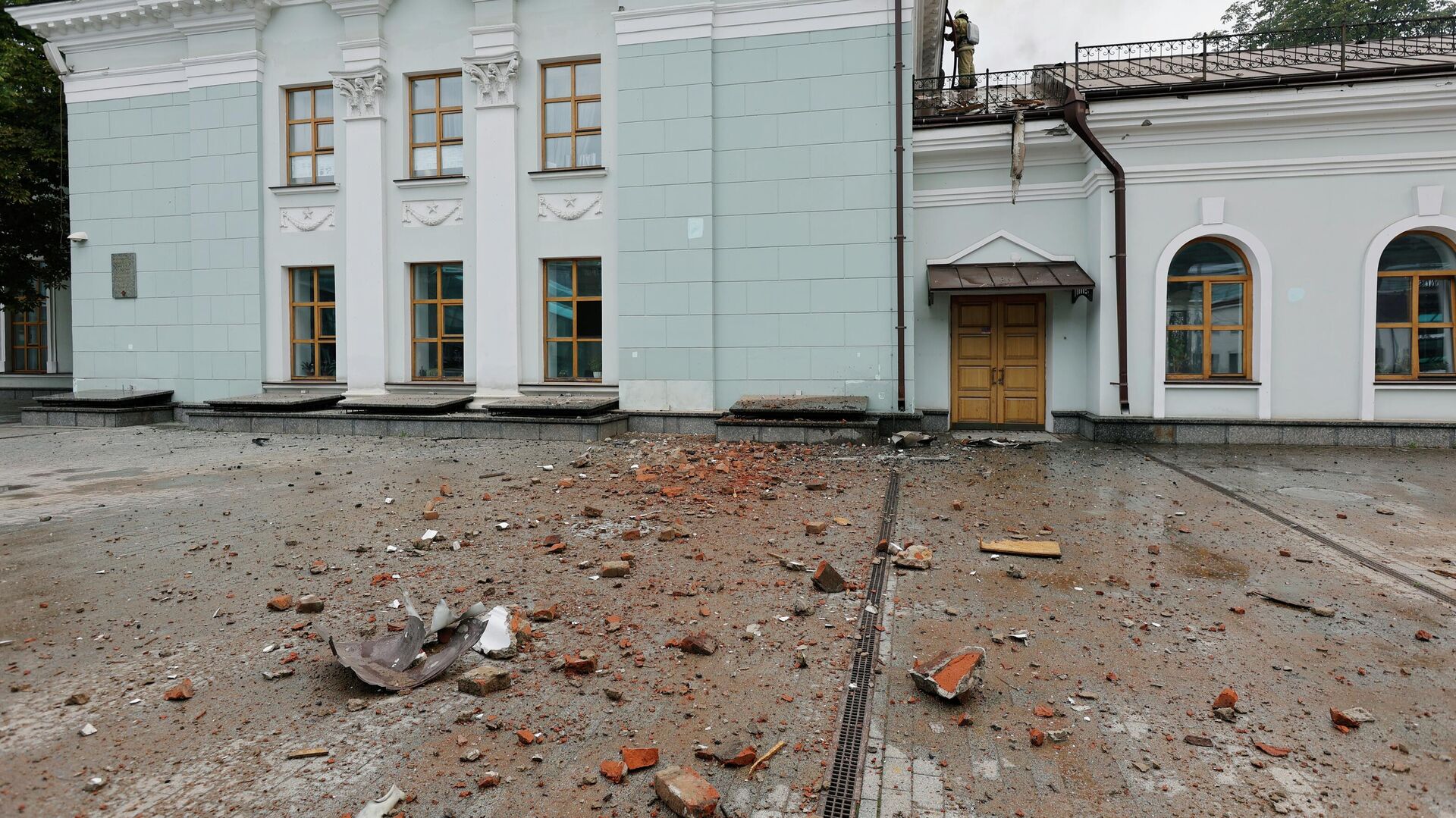 Фасад здания железнодорожного вокзала в Донецке, поврежденный в результате попадания снаряда во время обстрела ВСУ Донецка - РИА Новости, 1920, 20.08.2022