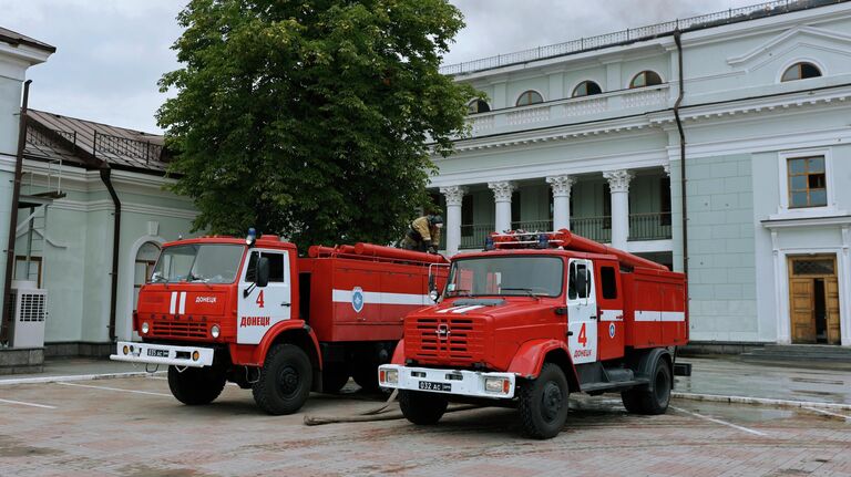 Сотрудники противопожарной службы МЧС ДНР тушат пожар в здании железнодорожного вокзала в Донецке