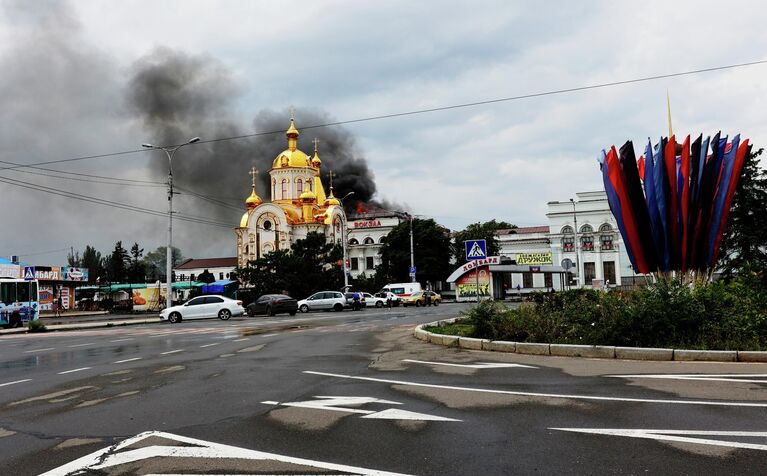 Пожар в здании железнодорожного вокзала в Донецке. Куйбышевский и Киевский районы Донецка были обстреляны ВСУ из установок РСЗО Град