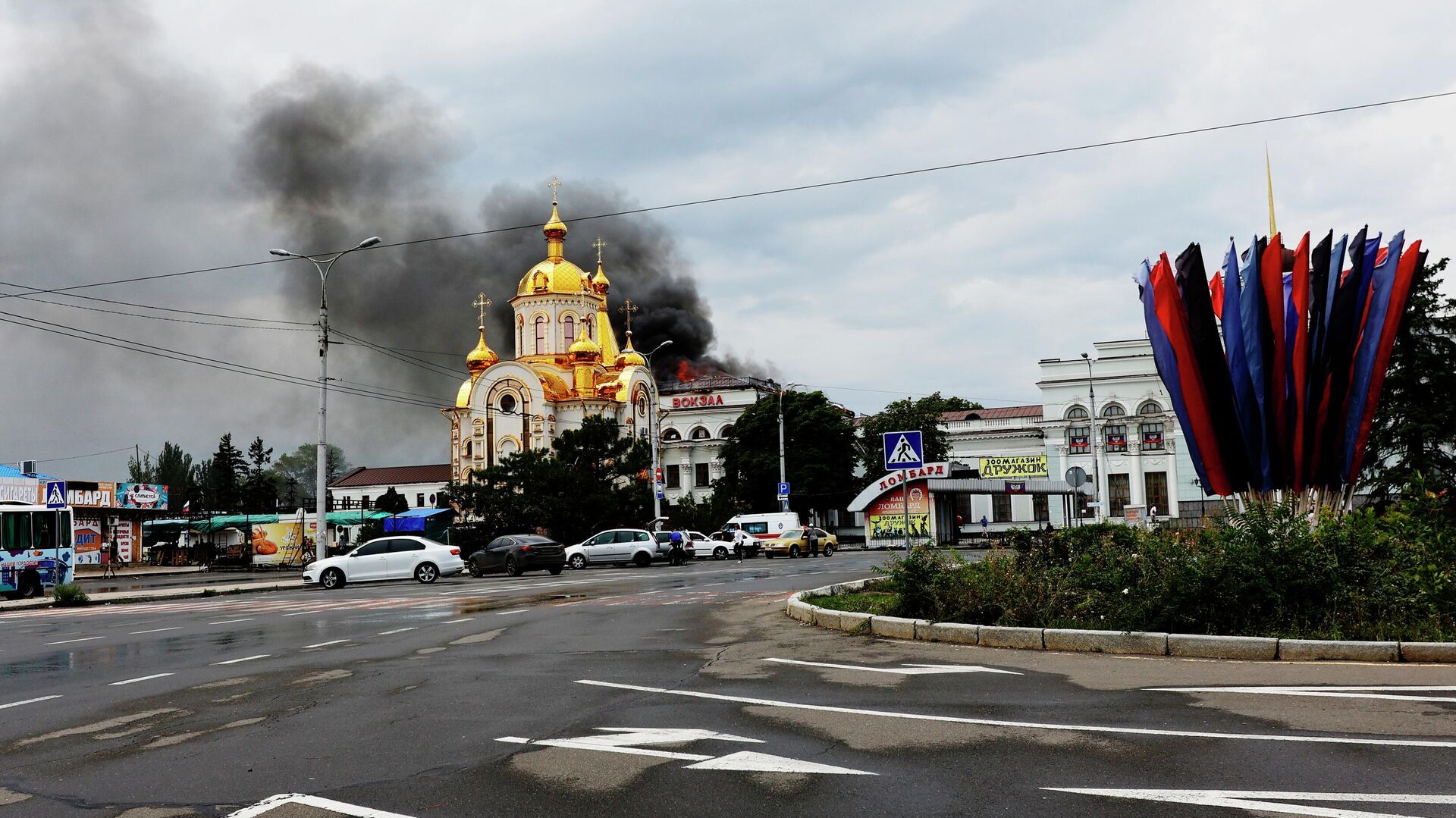 Пожар в здании железнодорожного вокзала в Донецке после обстрела со стороны ВСУ - РИА Новости, 1920, 05.08.2022