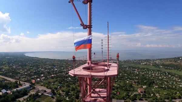 Российский триколор на телевышке в Запорожской области