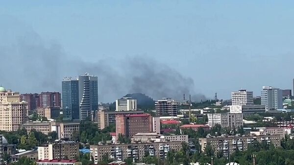 Густой дым над железнодорожным вокзалом: последствия обстрела Донецка