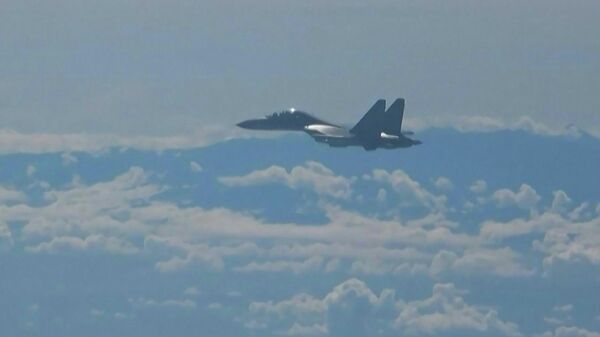 Китайский военный самолет во время военных учений вблизи Тайваня